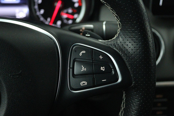 Mercedes-Benz CLA-Klasse Shooting Brake 180 Business Solution (TREKHAAK, STOELVERWARMING, ACHTERUITRIJCAMERA, PARKEERSENSOREN)