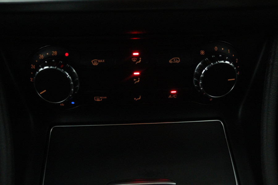 Mercedes-Benz CLA-Klasse Shooting Brake 180 Business Solution (TREKHAAK, STOELVERWARMING, ACHTERUITRIJCAMERA, PARKEERSENSOREN)