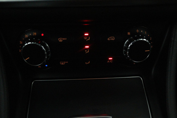 Mercedes-Benz CLA-Klasse Shooting Brake 180 Business Solution (TREKHAAK, STOELVERWARMING, ACHTERUITRIJCAMERA, PARKEERSENSOREN)