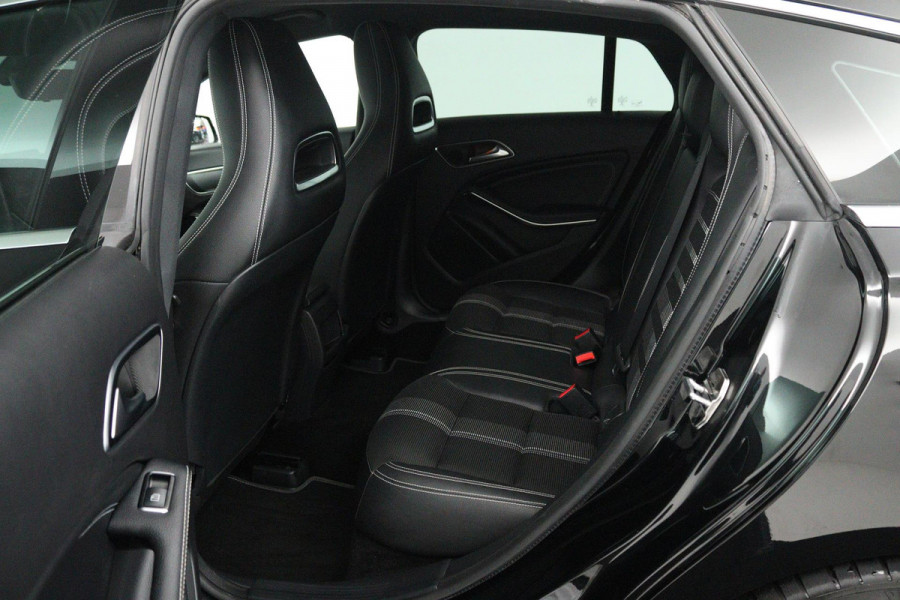 Mercedes-Benz CLA-Klasse Shooting Brake 180 Business Solution (TREKHAAK, STOELVERWARMING, ACHTERUITRIJCAMERA, PARKEERSENSOREN)