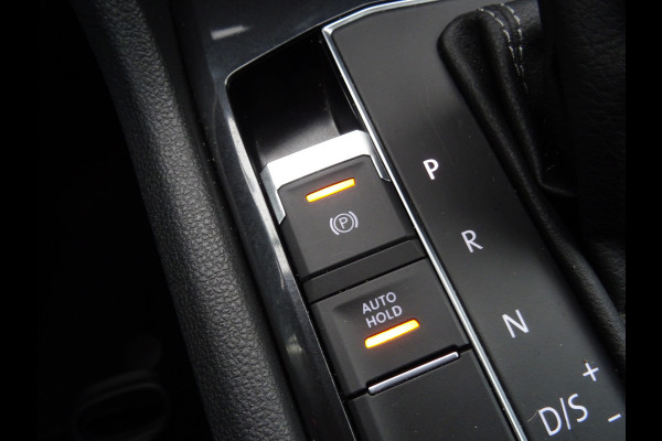 Volkswagen Tiguan 2.0 TSI 4Motion Highline Business R * CARPLAY * GOED ONDERH. !!