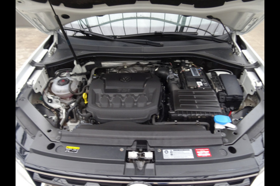 Volkswagen Tiguan 2.0 TSI 4Motion Highline Business R * CARPLAY * GOED ONDERH. !!