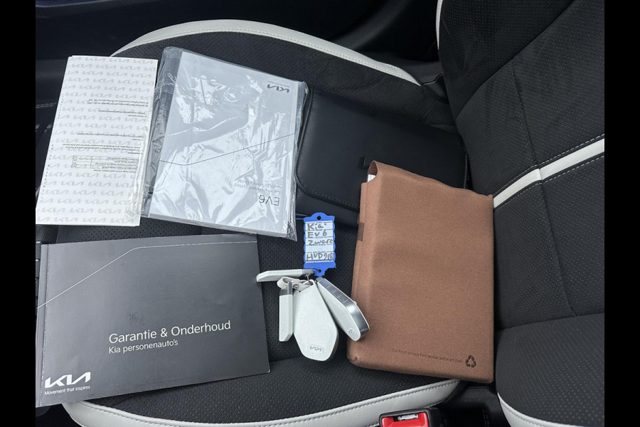 Kia Ev6 GT-Line AWD 84 kWh Facelift / Nieuw Model | Warmtepomp | Meridian Audio | Elektrisch Panoramadak | Afneembare Trekhaak | 360° Camera | Elektrische Stoelen met Geheugen | Stoel- & Stuurverwarming | Head-Up Display | Kia Garantie tot 2035 | Origineel NL-Auto | 1e Eigenaar / 7000KM!