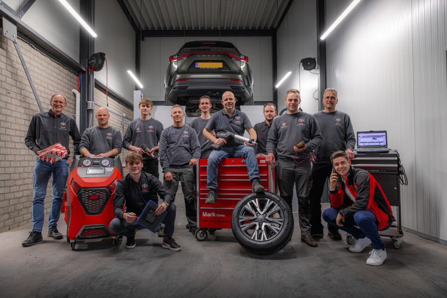 Toyota C-HR 1.8 Hybrid First edition | Elektrische achterklep, Dodehoekherkenning, Stoel + Stuurverwarming, Groot scherm, Parkeersensoren