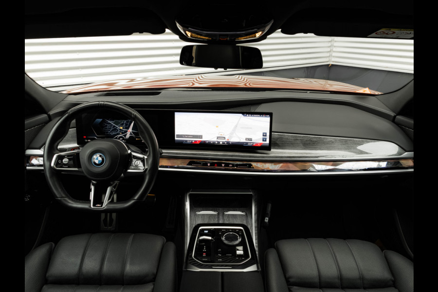 BMW i7 eDrive50 - M-Sport Pro - Skylounge - Stoelventilatie + Massage V+A - Individual Leder