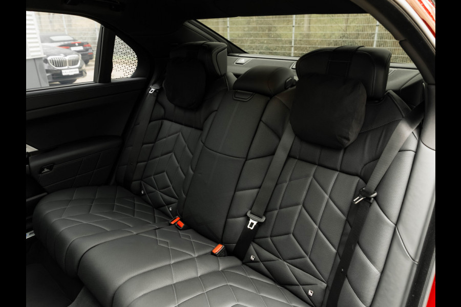 BMW i7 eDrive50 - M-Sport Pro - Skylounge - Stoelventilatie + Massage V+A - Individual Leder
