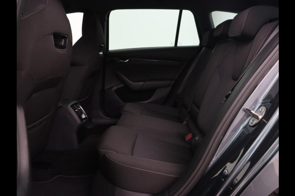 Škoda Octavia 1.0 e-TSI Sport | Trekhaak | Carplay | Navigatie | Sportstoelen | Full LED | 18'' | Parkeerhulp | Sfeerverlichting | Cruise control | Climate control | Bluetooth