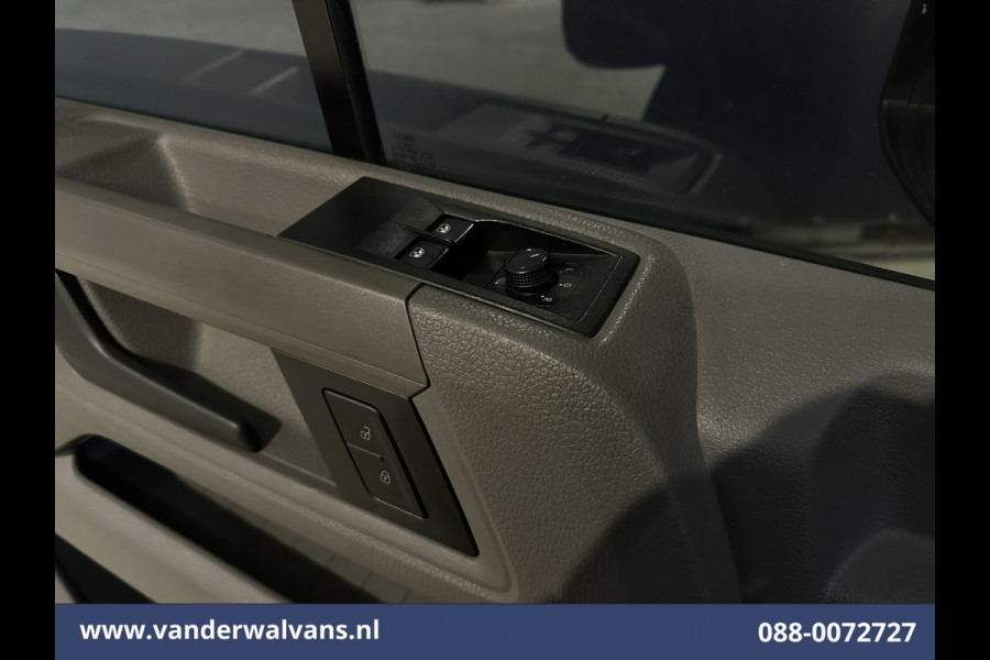 Volkswagen Crafter 2.0 TDI 141pk L3H3 L2H2 Euro6 Airco | Camera | Apple Carplay | Cruisecontrol Android Auto, Parkeersensoren, Bijrijdersbank, 3000kg Trekvermogen, zilver