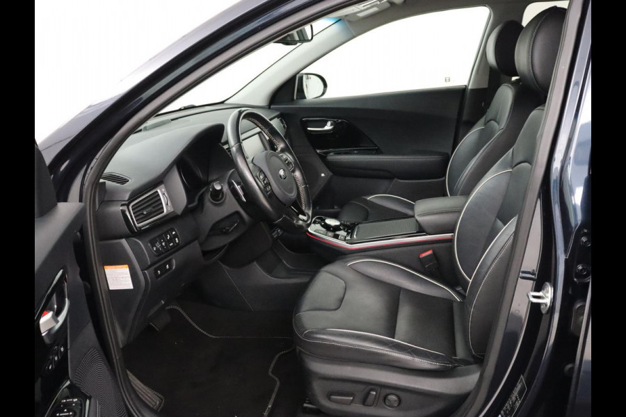 Kia e-Niro ExecutiveLine 64 kWh | Leder | Stoelventilatie | Adaptive cruise | Camera | Warmtepomp | Trekhaak | Achterbankverwarming | Carplay | Full LED | Keyless | Navigatie | JBL Sound