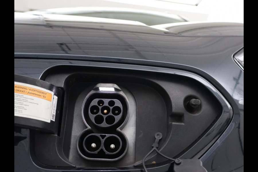 Kia e-Niro ExecutiveLine 64 kWh | Leder | Stoelventilatie | Adaptive cruise | Camera | Warmtepomp | Trekhaak | Achterbankverwarming | Carplay | Full LED | Keyless | Navigatie | JBL Sound