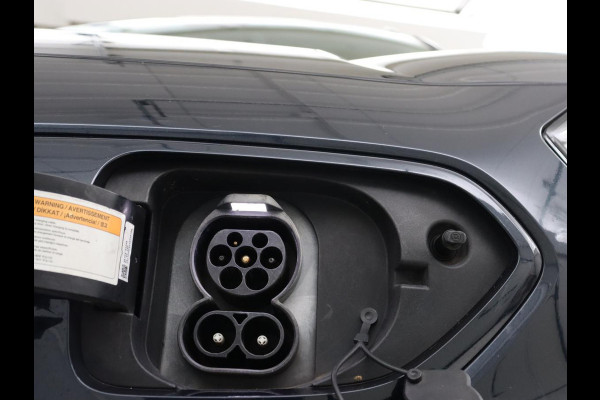 Kia e-Niro ExecutiveLine 64 kWh | Leder | Stoelventilatie | Adaptive cruise | Camera | Warmtepomp | Trekhaak | Achterbankverwarming | Carplay | Full LED | Keyless | Navigatie | JBL Sound