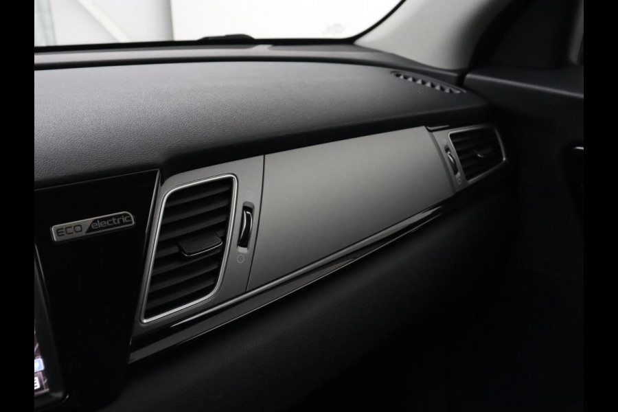 Kia e-Niro ExecutiveLine 64 kWh | Leder | Stoelventilatie | Adaptive cruise | Camera | Warmtepomp | Trekhaak | Achterbankverwarming | Carplay | Full LED | Keyless | Navigatie | JBL Sound