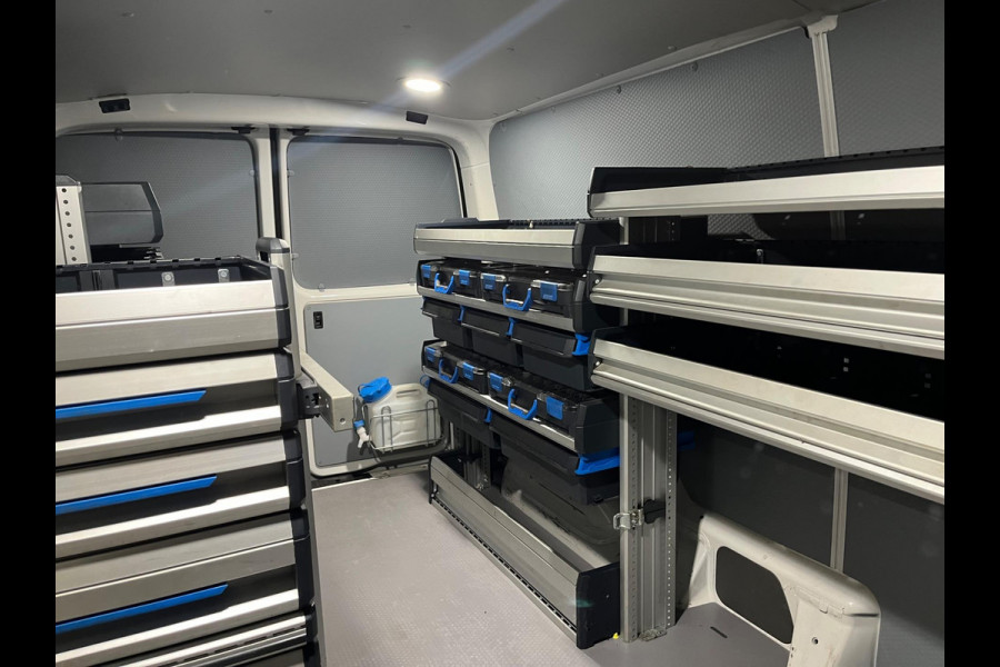 Volkswagen Transporter Automaat Servicewagen 2.0 TDI 150pk L2H1 3Persoons, Sortimo Inrichting, Airco, Navigatie, RIJKLAARPRIJS!