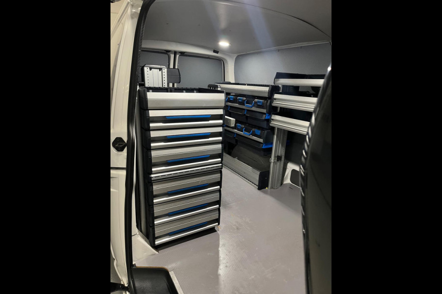 Volkswagen Transporter Automaat Servicewagen 2.0 TDI 150pk L2H1 3Persoons, Sortimo Inrichting, Airco, Navigatie, RIJKLAARPRIJS!