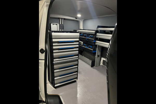 Volkswagen Transporter Automaat Servicewagen 2.0 TDI 150pk L2H1 3Persoons, Sortimo Inrichting, Airco, Navigatie, RIJKLAARPRIJS!