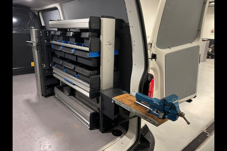 Volkswagen Transporter Automaat Servicewagen 2.0 TDI 150pk L2H1 3Persoons, Sortimo Inrichting, Airco, Navigatie, RIJKLAARPRIJS!