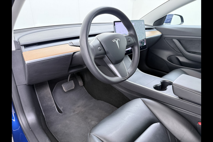 Tesla Model 3 RWD SR plus 325PK SOH 93% Lmv 18" AutoPilot FSD Leder Panoramadak Adaptive-Cruise Camera's Elektr.-Stuur+Stoelen+Spiegels+Geheug Navi LED Comfortstoelen ACC DAB Voorverwarmen interieur via App Keyless One-Pedal-Drive Origineel Nederlandse auto tot 11kw laden thuis!