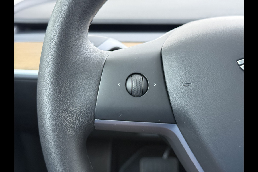 Tesla Model 3 RWD SR plus 325PK SOH 93% Lmv 18" AutoPilot FSD Leder Panoramadak Adaptive-Cruise Camera's Elektr.-Stuur+Stoelen+Spiegels+Geheug Navi LED Comfortstoelen ACC DAB Voorverwarmen interieur via App Keyless One-Pedal-Drive Origineel Nederlandse auto tot 11kw laden thuis!