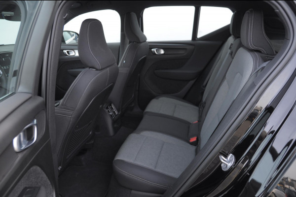 Volvo XC40 T4 211PK Automaat Plug-in hybrid Core Bright / Trekhaak / All seasonbanden / Apple carplay / Parkeersensoren met camera / Stoel - en stuurwielverwarming / Elektrische achterklep / Keyless entry