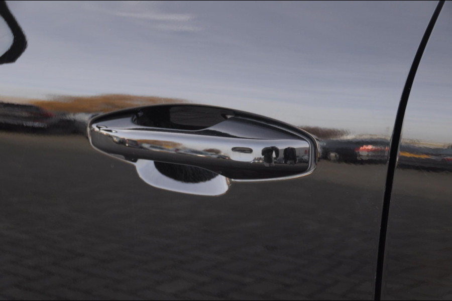 Volvo XC40 T4 211PK Automaat Plug-in hybrid Core Bright / Trekhaak / All seasonbanden / Apple carplay / Parkeersensoren met camera / Stoel - en stuurwielverwarming / Elektrische achterklep / Keyless entry