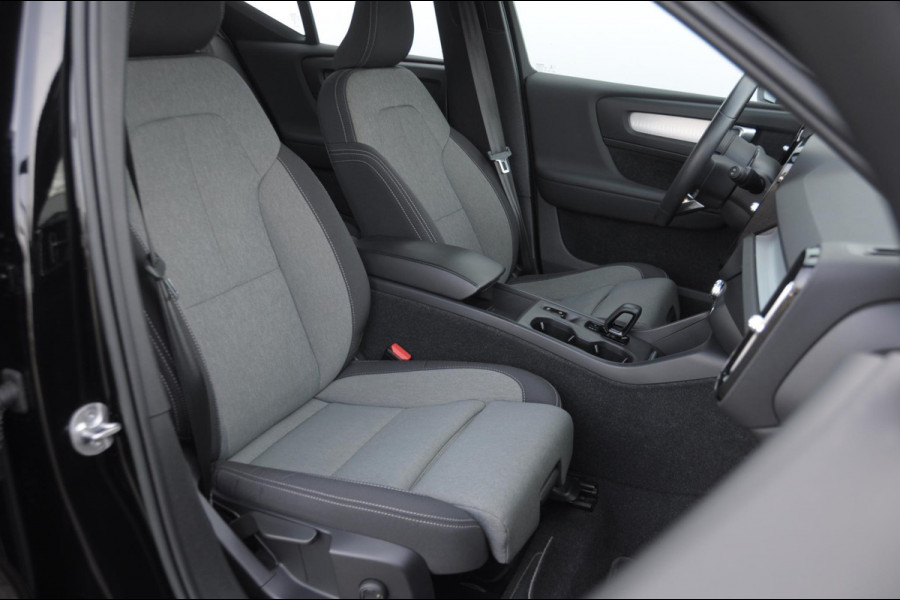 Volvo XC40 T4 211PK Automaat Plug-in hybrid Core Bright / Trekhaak / All seasonbanden / Apple carplay / Parkeersensoren met camera / Stoel - en stuurwielverwarming / Elektrische achterklep / Keyless entry