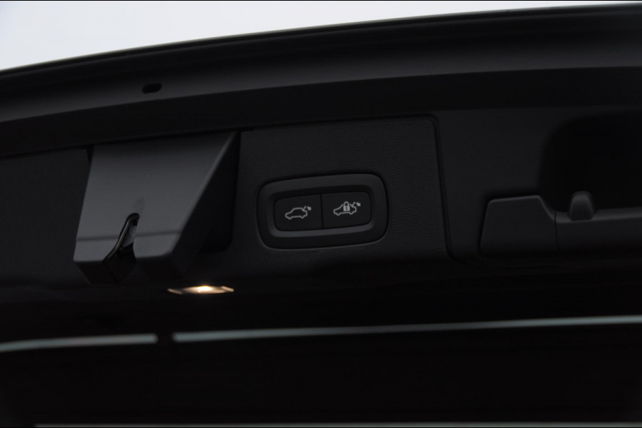 Volvo XC60 T8 455PK Automaat AWD Plus Dark / Adaptieve koplampen / Luchtvering /Adaptieve cruise control / Panoramadak / Apple carplay / Parkeersensoren met 360 camera / Elektrische achterklep / Elektrische stoelen met geheugen / Stoel en stuurwielverwarming
