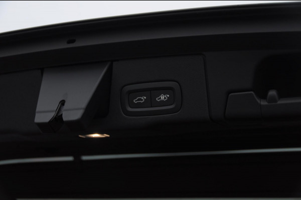 Volvo XC60 T8 455PK Automaat AWD Plus Dark / Adaptieve koplampen / Luchtvering /Adaptieve cruise control / Panoramadak / Apple carplay / Parkeersensoren met 360 camera / Elektrische achterklep / Elektrische stoelen met geheugen / Stoel en stuurwielverwarming