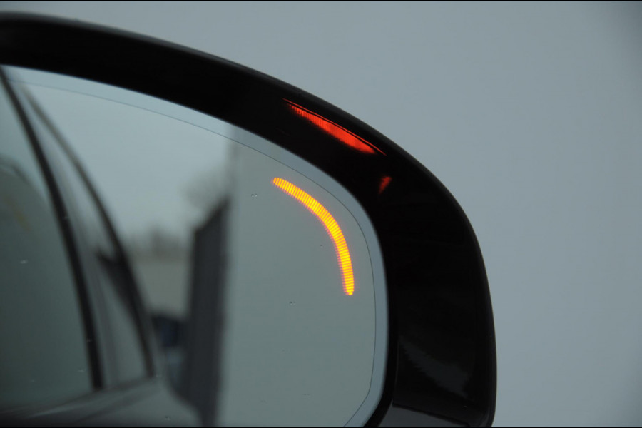 Volvo XC60 T8 455PK Automaat AWD Plus Dark / Adaptieve koplampen / Luchtvering /Adaptieve cruise control / Panoramadak / Apple carplay / Parkeersensoren met 360 camera / Elektrische achterklep / Elektrische stoelen met geheugen / Stoel en stuurwielverwarming