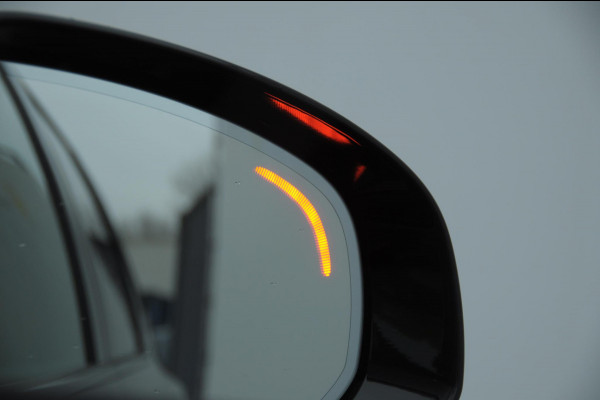 Volvo XC60 T8 455PK Automaat AWD Plus Dark / Adaptieve koplampen / Luchtvering /Adaptieve cruise control / Panoramadak / Apple carplay / Parkeersensoren met 360 camera / Elektrische achterklep / Elektrische stoelen met geheugen / Stoel en stuurwielverwarming