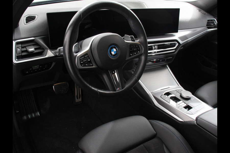 BMW 3 Serie Touring 330e Touring M Sport PHEV | DEMO ! | Navigatie | Climate Control | Lichtmetalen velgen | LED | Virtual Cockpit | Parkeersensoren Voor en Achter | Achteruitrijcamera | Apple carplay/ Android auto | Stoelverwarming | Stuur verwarming | Elektrische achterklep Prijs Incl. BOVAG Garantie