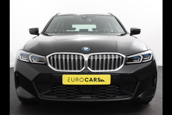 BMW 3 Serie Touring 330e Touring M Sport PHEV | DEMO ! | Navigatie | Climate Control | Lichtmetalen velgen | LED | Virtual Cockpit | Parkeersensoren Voor en Achter | Achteruitrijcamera | Apple carplay/ Android auto | Stoelverwarming | Stuur verwarming | Elektrische achterklep Prijs Incl. BOVAG Garantie