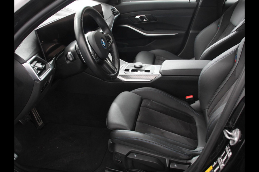 BMW 3 Serie Touring 330e Touring M Sport PHEV | DEMO ! | Navigatie | Climate Control | Lichtmetalen velgen | LED | Virtual Cockpit | Parkeersensoren Voor en Achter | Achteruitrijcamera | Apple carplay/ Android auto | Stoelverwarming | Stuur verwarming | Elektrische achterklep Prijs Incl. BOVAG Garantie