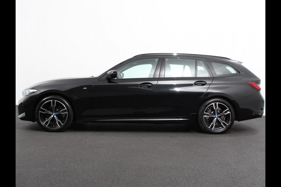 BMW 3 Serie Touring 330e Touring M Sport PHEV | DEMO ! | Navigatie | Climate Control | Lichtmetalen velgen | LED | Virtual Cockpit | Parkeersensoren Voor en Achter | Achteruitrijcamera | Apple carplay/ Android auto | Stoelverwarming | Stuur verwarming | Elektrische achterklep Prijs Incl. BOVAG Garantie