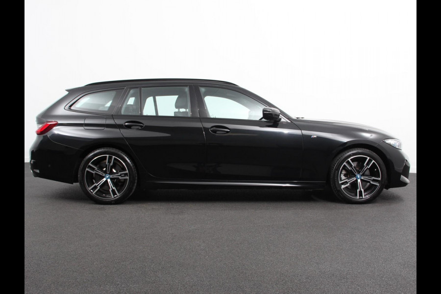 BMW 3 Serie Touring 330e Touring M Sport PHEV | DEMO ! | Navigatie | Climate Control | Lichtmetalen velgen | LED | Virtual Cockpit | Parkeersensoren Voor en Achter | Achteruitrijcamera | Apple carplay/ Android auto | Stoelverwarming | Stuur verwarming | Elektrische achterklep Prijs Incl. BOVAG Garantie