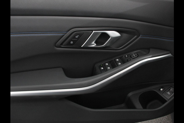 BMW 3 Serie Touring 330e Touring M Sport PHEV | DEMO ! | Navigatie | Climate Control | Lichtmetalen velgen | LED | Virtual Cockpit | Parkeersensoren Voor en Achter | Achteruitrijcamera | Apple carplay/ Android auto | Stoelverwarming | Stuur verwarming | Elektrische achterklep Prijs Incl. BOVAG Garantie