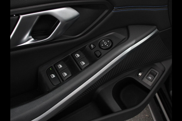 BMW 3 Serie Touring 330e Touring M Sport PHEV | DEMO ! | Navigatie | Climate Control | Lichtmetalen velgen | LED | Virtual Cockpit | Parkeersensoren Voor en Achter | Achteruitrijcamera | Apple carplay/ Android auto | Stoelverwarming | Stuur verwarming | Elektrische achterklep Prijs Incl. BOVAG Garantie