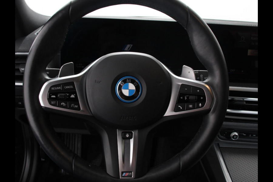 BMW 3 Serie Touring 330e Touring M Sport PHEV | DEMO ! | Navigatie | Climate Control | Lichtmetalen velgen | LED | Virtual Cockpit | Parkeersensoren Voor en Achter | Achteruitrijcamera | Apple carplay/ Android auto | Stoelverwarming | Stuur verwarming | Elektrische achterklep Prijs Incl. BOVAG Garantie