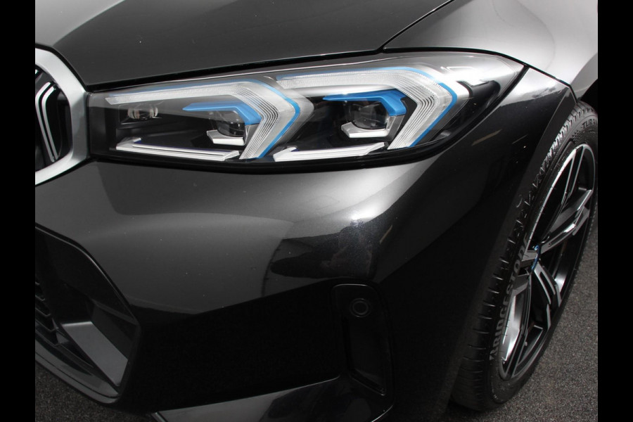BMW 3 Serie Touring 330e Touring M Sport PHEV | DEMO ! | Navigatie | Climate Control | Lichtmetalen velgen | LED | Virtual Cockpit | Parkeersensoren Voor en Achter | Achteruitrijcamera | Apple carplay/ Android auto | Stoelverwarming | Stuur verwarming | Elektrische achterklep Prijs Incl. BOVAG Garantie