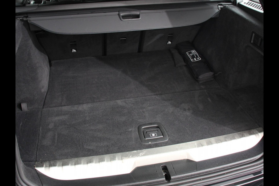 BMW 3 Serie Touring 330e Touring M Sport PHEV | DEMO ! | Navigatie | Climate Control | Lichtmetalen velgen | LED | Virtual Cockpit | Parkeersensoren Voor en Achter | Achteruitrijcamera | Apple carplay/ Android auto | Stoelverwarming | Stuur verwarming | Elektrische achterklep Prijs Incl. BOVAG Garantie