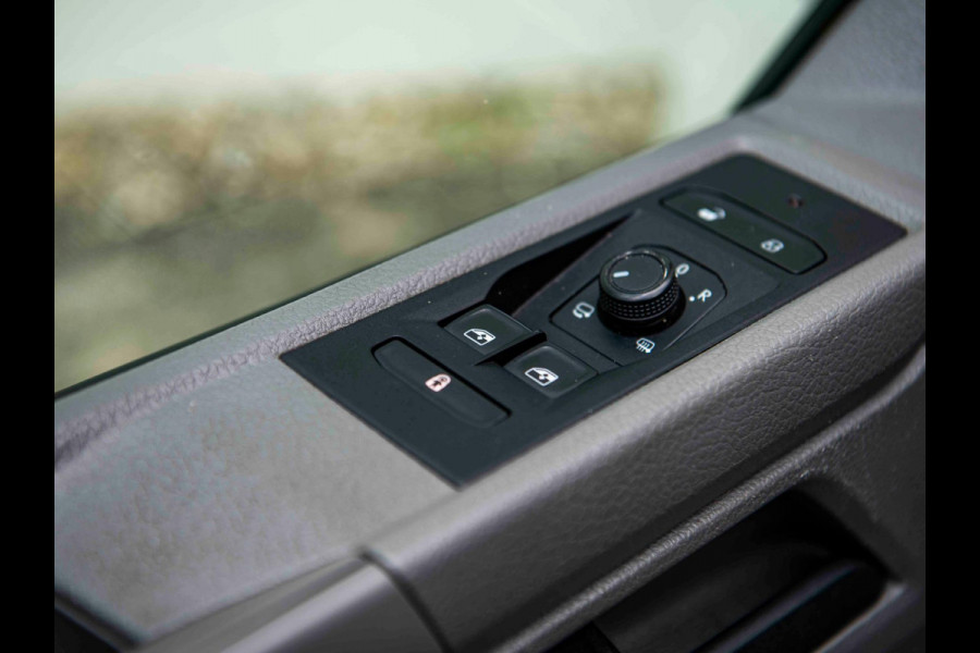 Volkswagen Transporter 2.0 TDI L2H1 | Trekhaak | Cruise | Carplay | Navi