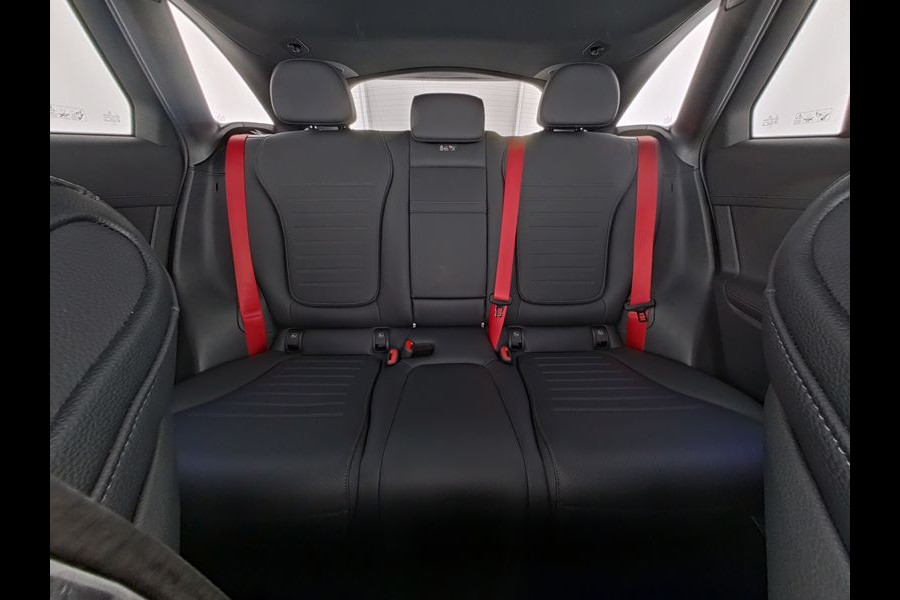 Mercedes-Benz GLC 300 e 4MATIC AMG Plug-In Hybride AMG Line | Night Pakket | Trekhaak | Panorama Schuif-Kanteldak | Offroad-Techniek Pakket | Distronic. Inclusief 24 maanden MB Certified garantie voor Europa.