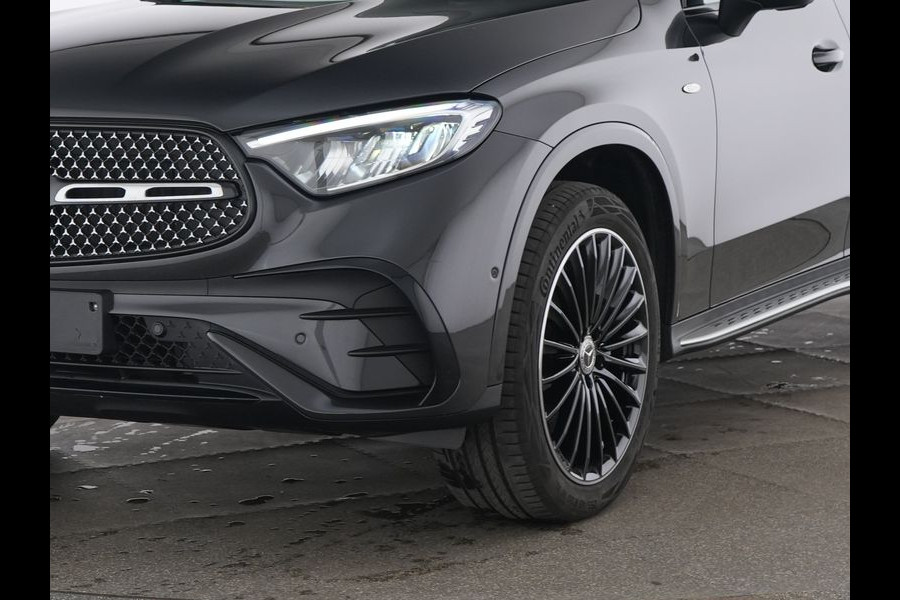 Mercedes-Benz GLC 300 e 4MATIC AMG Plug-In Hybride AMG Line | Night Pakket | Trekhaak | Panorama Schuif-Kanteldak | Offroad-Techniek Pakket | Distronic. Inclusief 24 maanden MB Certified garantie voor Europa.
