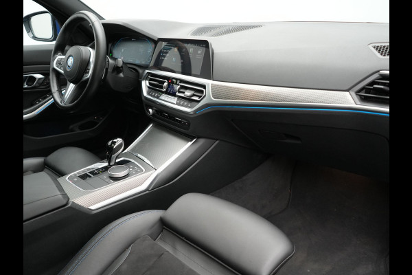 BMW 3 Serie Touring 330e M Sport Plug In Hybrid 293pk Dealer O.H. PHEV | Panodak | Head Up | Laser LED | Adaptief Onderstel | Camera | Alcantara Sportstoelen Memory & Verwarmd | Sfeerverlichting | Apple Carplay | Keyless | Blis | 19"L.M | Virtual | DAB |