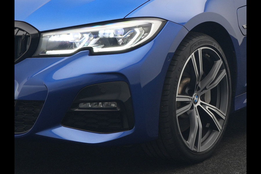 BMW 3 Serie Touring 330e M Sport Plug In Hybrid 293pk Dealer O.H. PHEV | Panodak | Head Up | Laser LED | Adaptief Onderstel | Camera | Alcantara Sportstoelen Memory & Verwarmd | Sfeerverlichting | Apple Carplay | Keyless | Blis | 19"L.M | Virtual | DAB |