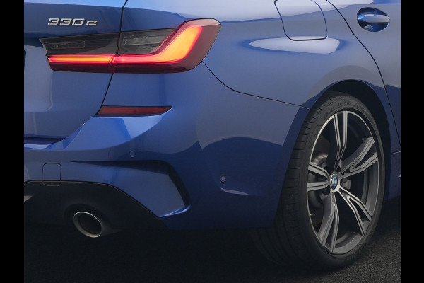 BMW 3 Serie Touring 330e M Sport Plug In Hybrid 293pk Dealer O.H. PHEV | Panodak | Head Up | Laser LED | Adaptief Onderstel | Camera | Alcantara Sportstoelen Memory & Verwarmd | Sfeerverlichting | Apple Carplay | Keyless | Blis | 19"L.M | Virtual | DAB |