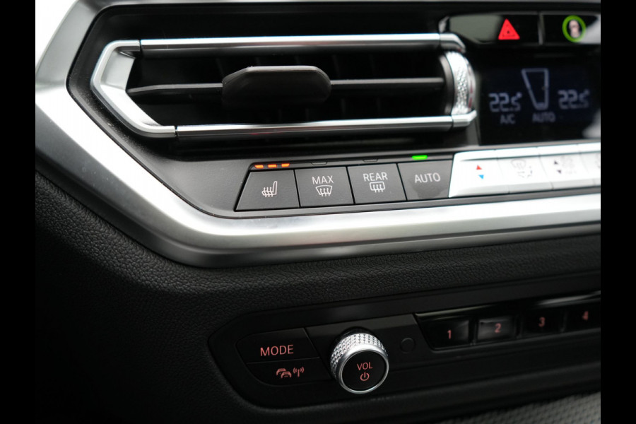 BMW 3 Serie Touring 330e M Sport Plug In Hybrid 293pk Dealer O.H. PHEV | Panodak | Head Up | Laser LED | Adaptief Onderstel | Camera | Alcantara Sportstoelen Memory & Verwarmd | Sfeerverlichting | Apple Carplay | Keyless | Blis | 19"L.M | Virtual | DAB |