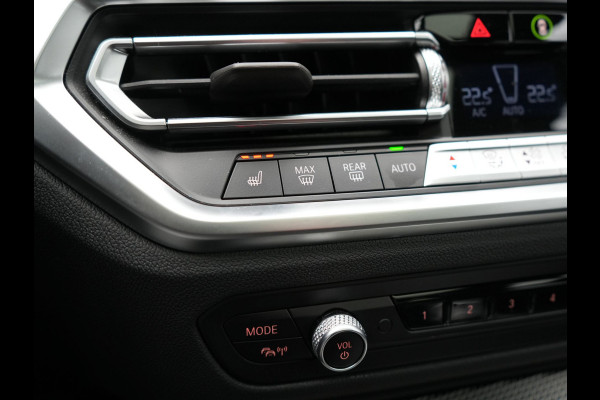 BMW 3 Serie Touring 330e M Sport Plug In Hybrid 293pk Dealer O.H. PHEV | Panodak | Head Up | Laser LED | Adaptief Onderstel | Camera | Alcantara Sportstoelen Memory & Verwarmd | Sfeerverlichting | Apple Carplay | Keyless | Blis | 19"L.M | Virtual | DAB |