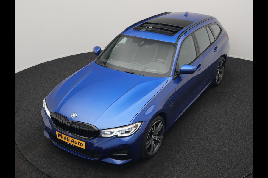 BMW 3 Serie Touring 330e M Sport Plug In Hybrid 293pk Dealer O.H. PHEV | Panodak | Head Up | Laser LED | Adaptief Onderstel | Camera | Alcantara Sportstoelen Memory & Verwarmd | Sfeerverlichting | Apple Carplay | Keyless | Blis | 19"L.M | Virtual | DAB |