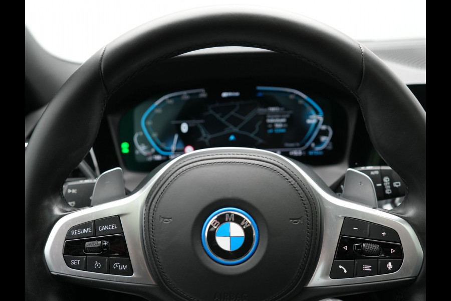 BMW 3 Serie Touring 330e M Sport Plug In Hybrid 293pk Dealer O.H. PHEV | Panodak | Head Up | Laser LED | Adaptief Onderstel | Camera | Alcantara Sportstoelen Memory & Verwarmd | Sfeerverlichting | Apple Carplay | Keyless | Blis | 19"L.M | Virtual | DAB |