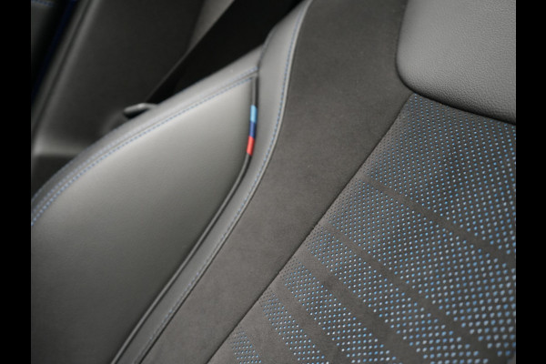 BMW 3 Serie Touring 330e M Sport Plug In Hybrid 293pk Dealer O.H. PHEV | Panodak | Head Up | Laser LED | Adaptief Onderstel | Camera | Alcantara Sportstoelen Memory & Verwarmd | Sfeerverlichting | Apple Carplay | Keyless | Blis | 19"L.M | Virtual | DAB |